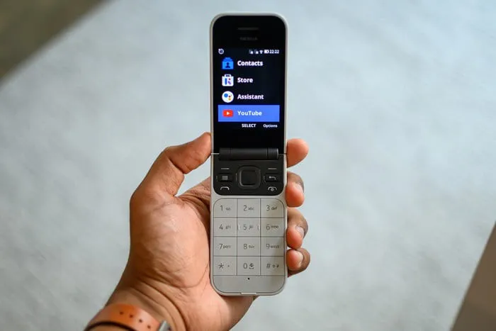 Nokia 2720 Flip nắp gặp, hỗ trợ 4G lên kệ tại Việt Nam với giá 1,99 triệu đồng - Ảnh 2. Nokia 2720 Flip nắp gặp, hỗ trợ 4G lên kệ tại Việt Nam với giá 1,99 triệu đồng - Ảnh 2.