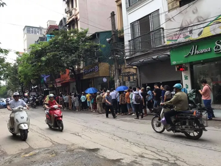 Người dân đội mưa nắng xếp hàng dài mua bánh Trung thu - Ảnh 2. Người dân đội mưa nắng xếp hàng dài mua bánh Trung thu - Ảnh 2.