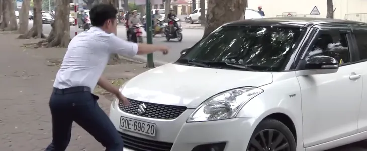 Những nhân viên gương mẫu - Tập 21: Liên bị chồng tát sấp mặt trước cổng cơ quan vì bắt quả tang đi với trai - Ảnh 3. Những nhân viên gương mẫu - Tập 21: Liên bị chồng tát sấp mặt trước cổng cơ quan vì bắt quả tang đi với trai - Ảnh 3.