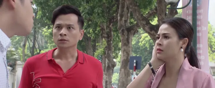 Những nhân viên gương mẫu - Tập 21: Liên bị chồng tát sấp mặt trước cổng cơ quan vì bắt quả tang đi với trai - Ảnh 5. Những nhân viên gương mẫu - Tập 21: Liên bị chồng tát sấp mặt trước cổng cơ quan vì bắt quả tang đi với trai - Ảnh 5.