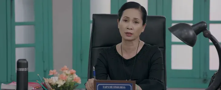 Những nhân viên gương mẫu - Tập 21: Liên bị chồng tát sấp mặt trước cổng cơ quan vì bắt quả tang đi với trai - Ảnh 1. Những nhân viên gương mẫu - Tập 21: Liên bị chồng tát sấp mặt trước cổng cơ quan vì bắt quả tang đi với trai - Ảnh 1.