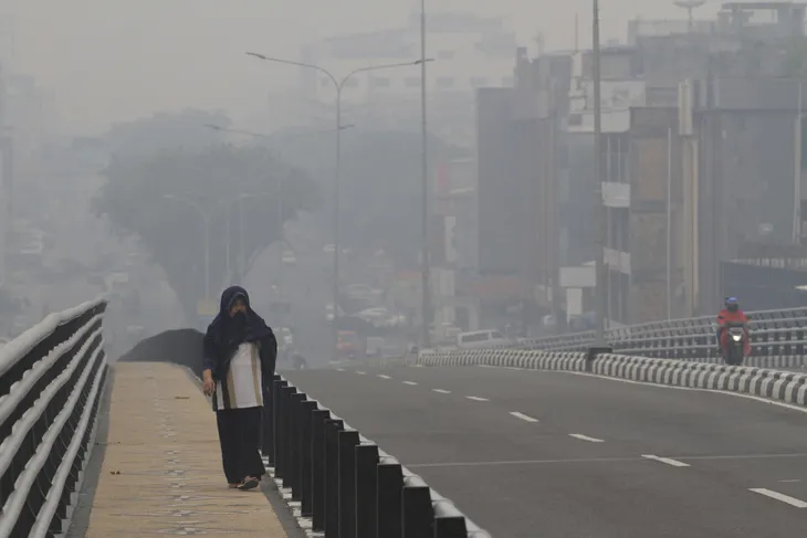 Gần 40.000 người ở Indonesia phải điều trị vì khói cháy rừng - Ảnh 1. Gần 40.000 người ở Indonesia phải điều trị vì khói cháy rừng - Ảnh 1.
