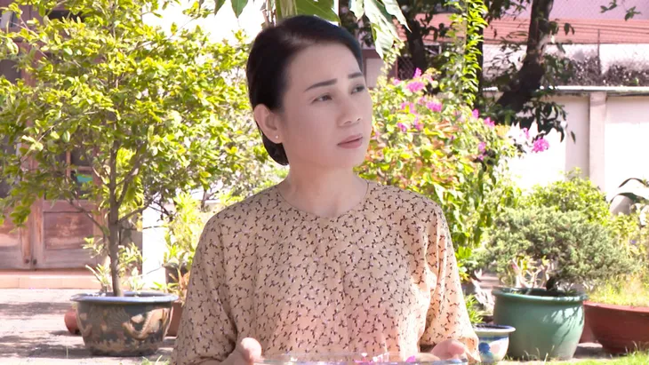Hoàng Trinh giả làm osin điều tra con dâu tương lai trong Mẹ chồng lắm chiêu - Ảnh 1. Hoàng Trinh giả làm osin điều tra con dâu tương lai trong Mẹ chồng lắm chiêu - Ảnh 1.