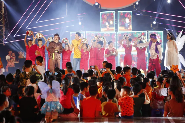 Hàng ngàn khán giả thổi bùng không khí tại Đêm thu cổ tích - Ảnh 1. Hàng ngàn khán giả thổi bùng không khí tại Đêm thu cổ tích - Ảnh 1.