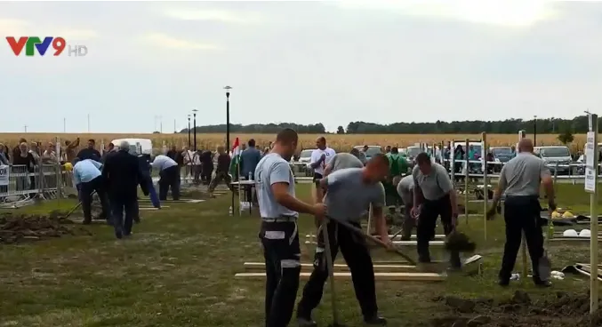 Kỳ lạ cuộc thi... đào huyệt mộ ở Hungary - Ảnh 1. Kỳ lạ cuộc thi... đào huyệt mộ ở Hungary - Ảnh 1.