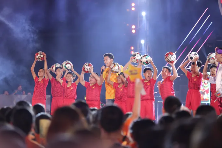 Hàng ngàn khán giả thổi bùng không khí tại Đêm thu cổ tích - Ảnh 7. Hàng ngàn khán giả thổi bùng không khí tại Đêm thu cổ tích - Ảnh 7.
