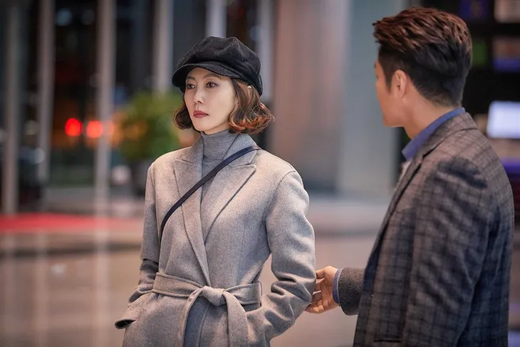 Sát thủ trong sương - “Lột trần” vỏ bọc hôn nhân và góc khuất ngành truyền hình - Ảnh 5. Sát thủ trong sương - “Lột trần” vỏ bọc hôn nhân và góc khuất ngành truyền hình - Ảnh 5.