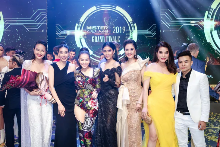 Trương Thị May cùng diện đầm đen đọ dáng với đàn chị Hà Kiều Anh - Ảnh 7. Trương Thị May cùng diện đầm đen đọ dáng với đàn chị Hà Kiều Anh - Ảnh 7.
