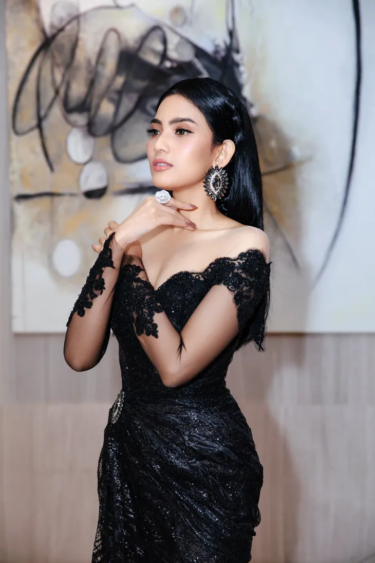 Trương Thị May cùng diện đầm đen đọ dáng với đàn chị Hà Kiều Anh - Ảnh 5. Trương Thị May cùng diện đầm đen đọ dáng với đàn chị Hà Kiều Anh - Ảnh 5.