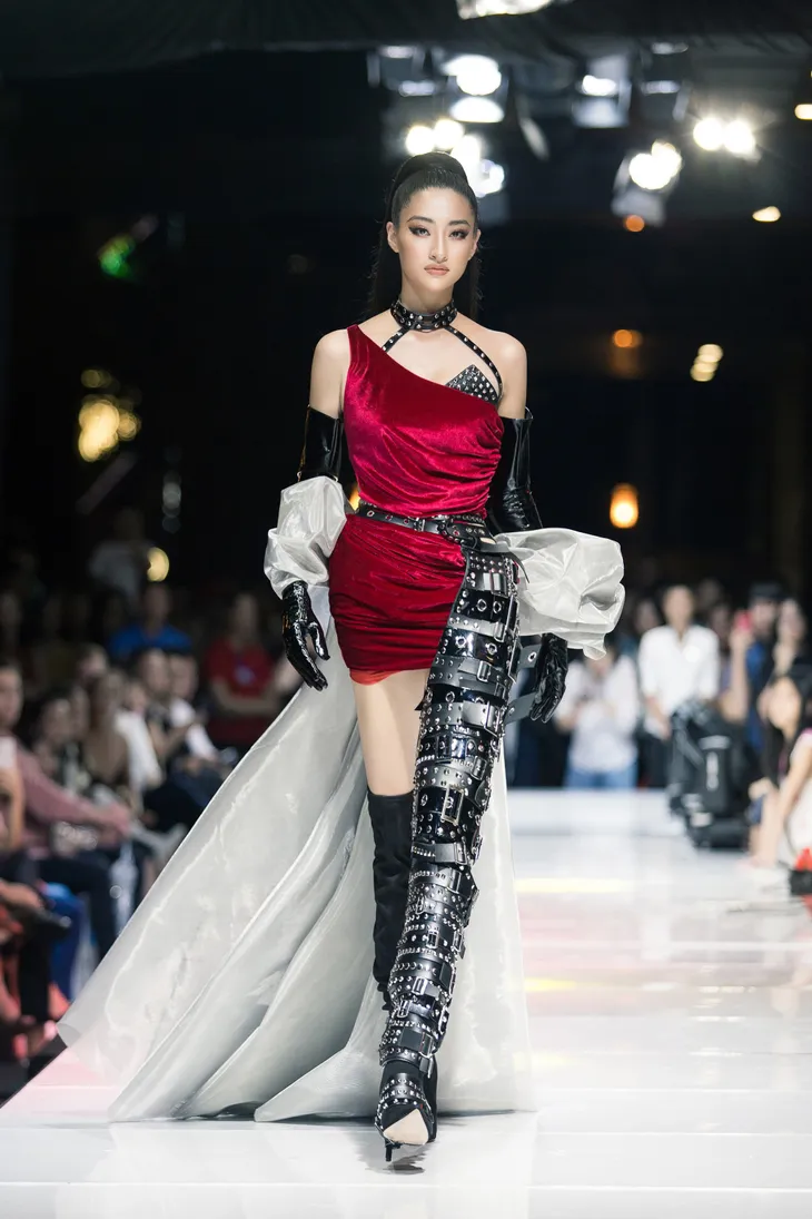 Diện trang phục lạ mắt làm vedette, Hoa hậu Lương Thùy Linh gây bất ngờ với thần thái đỉnh cao - Ảnh 1. Diện trang phục lạ mắt làm vedette, Hoa hậu Lương Thùy Linh gây bất ngờ với thần thái đỉnh cao - Ảnh 1.
