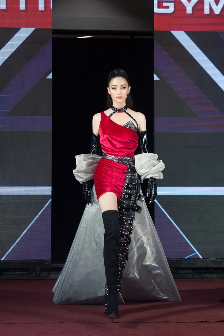 Diện trang phục lạ mắt làm vedette, Hoa hậu Lương Thùy Linh gây bất ngờ với thần thái đỉnh cao - Ảnh 2. Diện trang phục lạ mắt làm vedette, Hoa hậu Lương Thùy Linh gây bất ngờ với thần thái đỉnh cao - Ảnh 2.