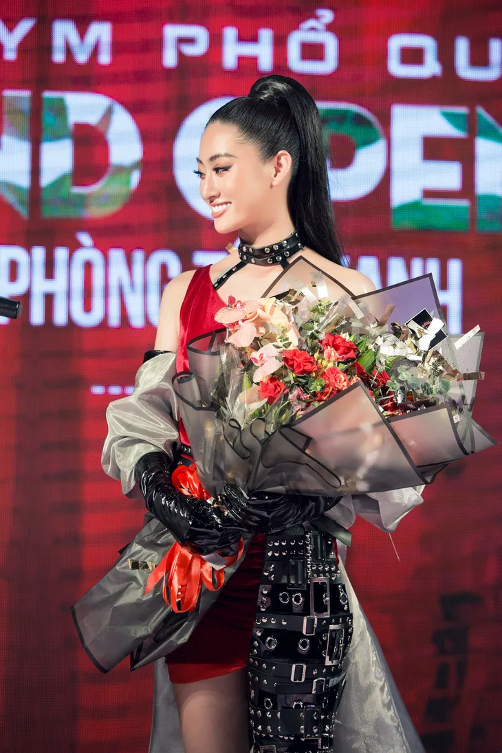 Diện trang phục lạ mắt làm vedette, Hoa hậu Lương Thùy Linh gây bất ngờ với thần thái đỉnh cao - Ảnh 6. Diện trang phục lạ mắt làm vedette, Hoa hậu Lương Thùy Linh gây bất ngờ với thần thái đỉnh cao - Ảnh 6.