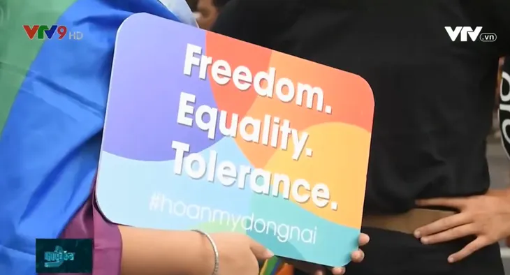 TP.HCM: Hàng nghìn bạn trẻ LGBT tham gia diễu hành - Ảnh 1. TP.HCM: Hàng nghìn bạn trẻ LGBT tham gia diễu hành - Ảnh 1.