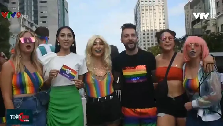 TP.HCM: Hàng nghìn bạn trẻ LGBT tham gia diễu hành - Ảnh 2. TP.HCM: Hàng nghìn bạn trẻ LGBT tham gia diễu hành - Ảnh 2.