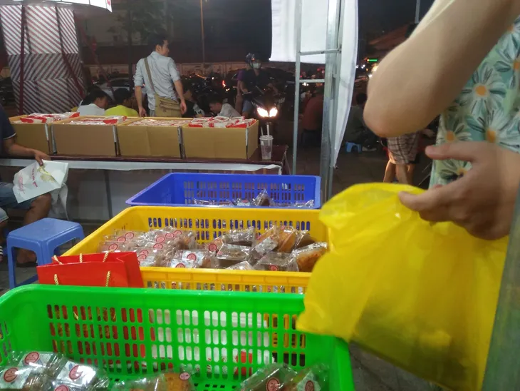 Bánh Trung thu về đâu sau Rằm tháng Tám? - Ảnh 1. Bánh Trung thu về đâu sau Rằm tháng Tám? - Ảnh 1.