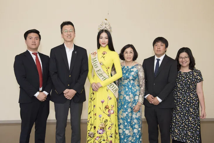 Hoa hậu Phương Khánh diện áo dài nền nã thăm tỉnh Fukuoka trong vai trò đại sứ Nhật ngữ - Ảnh 4. Hoa hậu Phương Khánh diện áo dài nền nã thăm tỉnh Fukuoka trong vai trò đại sứ Nhật ngữ - Ảnh 4.