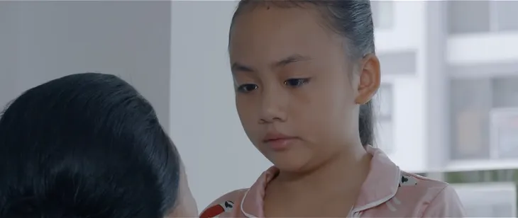 Hoa hồng trên ngực trái - Tập 13: Mẹ Thái thắt lòng nghe cháu nội nức nở kể chuyện bố mẹ sắp ly hôn - Ảnh 1. Hoa hồng trên ngực trái - Tập 13: Mẹ Thái thắt lòng nghe cháu nội nức nở kể chuyện bố mẹ sắp ly hôn - Ảnh 1.
