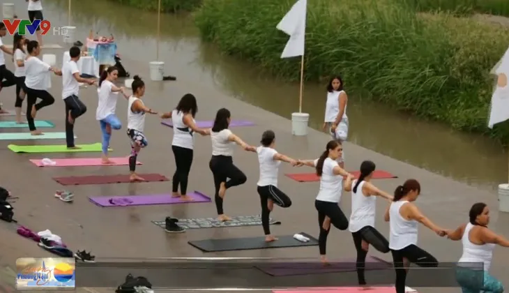 Trình diễn yoga tập thể kêu gọi không xây tường biên giới Mỹ - Mexico - Ảnh 1. Trình diễn yoga tập thể kêu gọi không xây tường biên giới Mỹ - Mexico - Ảnh 1.