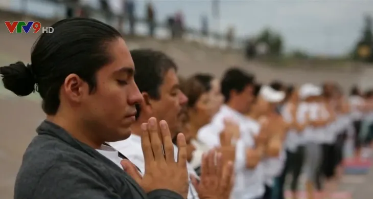 Trình diễn yoga tập thể kêu gọi không xây tường biên giới Mỹ - Mexico - Ảnh 2. Trình diễn yoga tập thể kêu gọi không xây tường biên giới Mỹ - Mexico - Ảnh 2.