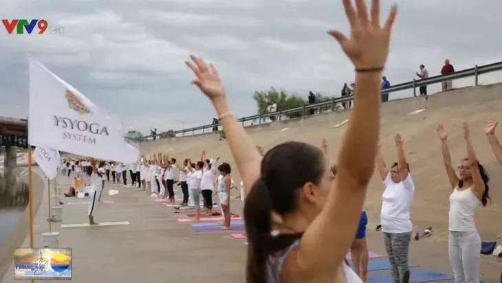 Trình diễn yoga tập thể kêu gọi không xây tường biên giới Mỹ - Mexico - Ảnh 3. Trình diễn yoga tập thể kêu gọi không xây tường biên giới Mỹ - Mexico - Ảnh 3.