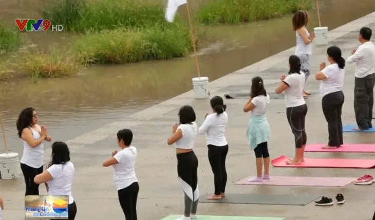 Trình diễn yoga tập thể kêu gọi không xây tường biên giới Mỹ - Mexico - Ảnh 4. Trình diễn yoga tập thể kêu gọi không xây tường biên giới Mỹ - Mexico - Ảnh 4.