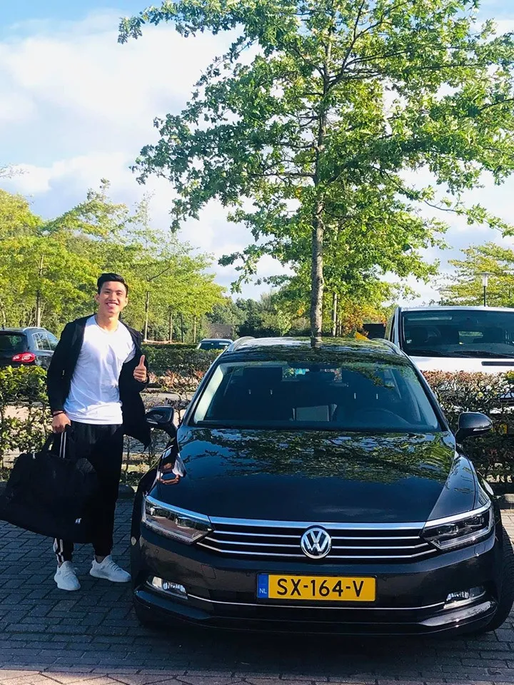 Văn Hậu kiểm tra tủ quần áo ở phòng thay đồ CLB Heerenveen - Ảnh 3. Văn Hậu kiểm tra tủ quần áo ở phòng thay đồ CLB Heerenveen - Ảnh 3.
