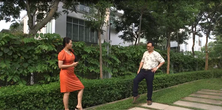 Gia đình 4.0: Cất bằng tiến sĩ để livestream bán hàng, anh Sáng nổi như cồn trên mạng - Ảnh 2. Gia đình 4.0: Cất bằng tiến sĩ để livestream bán hàng, anh Sáng nổi như cồn trên mạng - Ảnh 2.