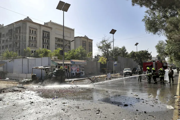 Tổng thống Afghanistan thoát chết trong vụ đánh bom trước bầu cử - Ảnh 1. Tổng thống Afghanistan thoát chết trong vụ đánh bom trước bầu cử - Ảnh 1.