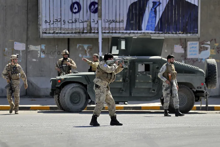 Tổng thống Afghanistan thoát chết trong vụ đánh bom trước bầu cử - Ảnh 3. Tổng thống Afghanistan thoát chết trong vụ đánh bom trước bầu cử - Ảnh 3.