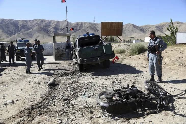 Tổng thống Afghanistan thoát chết trong vụ đánh bom trước bầu cử - Ảnh 5. Tổng thống Afghanistan thoát chết trong vụ đánh bom trước bầu cử - Ảnh 5.