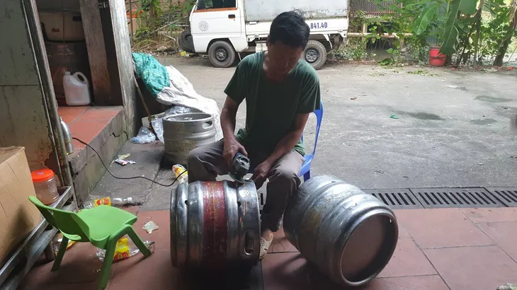 Hà Nội: Phát hiện hàng chục két bia “nhái” các thương hiệu nổi tiếng - Ảnh 2. Hà Nội: Phát hiện hàng chục két bia “nhái” các thương hiệu nổi tiếng - Ảnh 2.