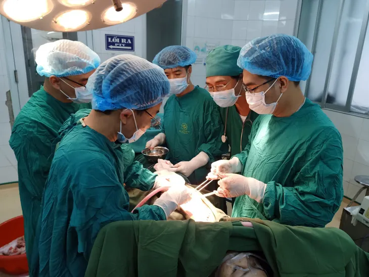 Cứu người phụ nữ trẻ bị chồng dùng dao đâm thấu ngực - Ảnh 1. Cứu người phụ nữ trẻ bị chồng dùng dao đâm thấu ngực - Ảnh 1.
