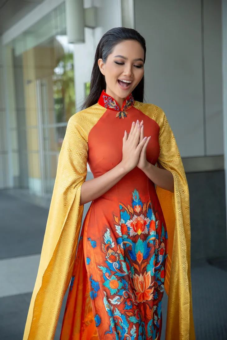 Hoa hậu HHen Niê diện áo dài rạng rỡ tại Thái Lan - Ảnh 9. Hoa hậu HHen Niê diện áo dài rạng rỡ tại Thái Lan - Ảnh 9.