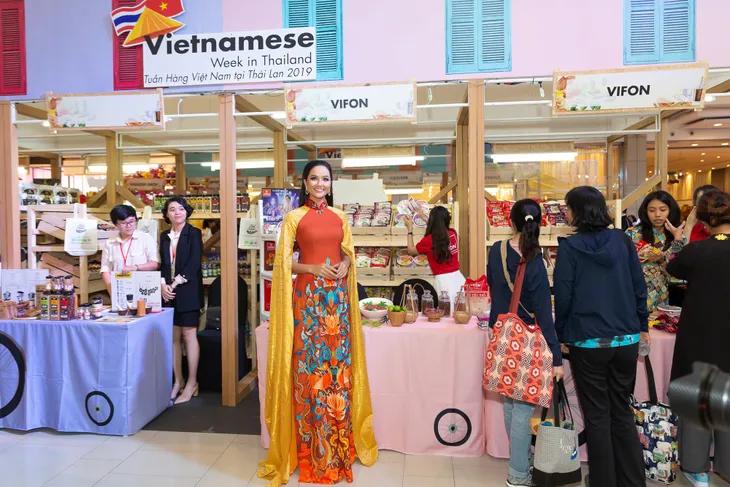 Hoa hậu HHen Niê diện áo dài rạng rỡ tại Thái Lan - Ảnh 5. Hoa hậu HHen Niê diện áo dài rạng rỡ tại Thái Lan - Ảnh 5.