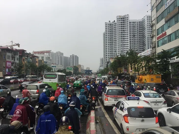 Mưa lớn đúng giờ đi làm, nhiều tuyến đường Hà Nội ngập sâu, ách tắc - Ảnh 2. Mưa lớn đúng giờ đi làm, nhiều tuyến đường Hà Nội ngập sâu, ách tắc - Ảnh 2.
