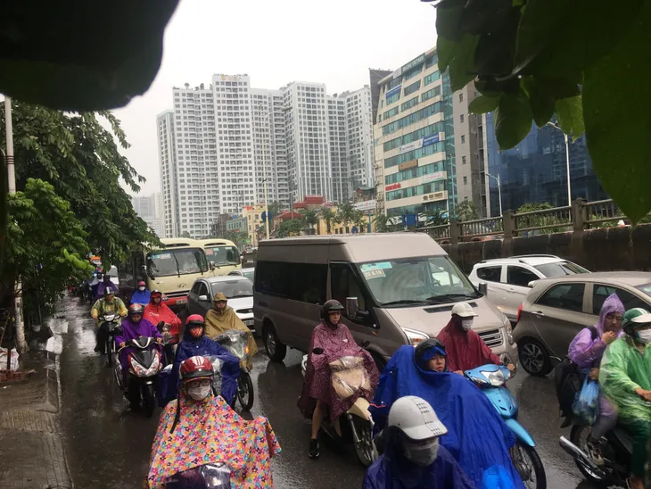 Mưa lớn đúng giờ đi làm, nhiều tuyến đường Hà Nội ngập sâu, ách tắc - Ảnh 3. Mưa lớn đúng giờ đi làm, nhiều tuyến đường Hà Nội ngập sâu, ách tắc - Ảnh 3.