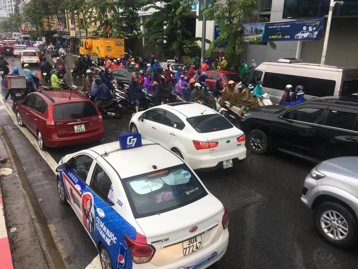 Mưa lớn đúng giờ đi làm, nhiều tuyến đường Hà Nội ngập sâu, ách tắc - Ảnh 4. Mưa lớn đúng giờ đi làm, nhiều tuyến đường Hà Nội ngập sâu, ách tắc - Ảnh 4.
