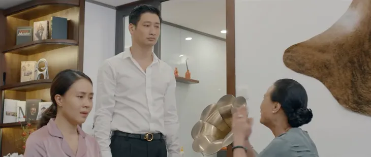 Hoa hồng trên ngực trái - Tập 9: Khuê được mẹ chồng bênh vực, Thái sai rành rành vẫn già mồm cãi cố - Ảnh 1. Hoa hồng trên ngực trái - Tập 9: Khuê được mẹ chồng bênh vực, Thái sai rành rành vẫn già mồm cãi cố - Ảnh 1.
