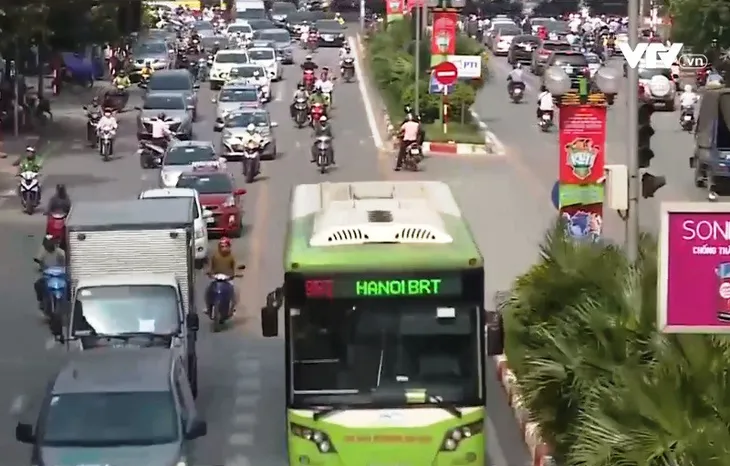 Đầu tư khủng nhưng không hiệu quả, nên giữ hay bỏ bus nhanh BRT? - Ảnh 1. Đầu tư khủng nhưng không hiệu quả, nên giữ hay bỏ bus nhanh BRT? - Ảnh 1.