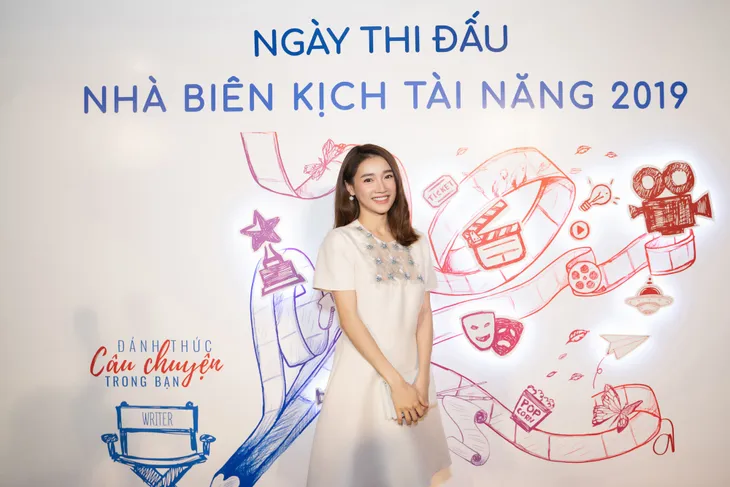 Nhã Phương xuất hiện xinh đẹp chấm thi Nhà biên kịch tài năng - Ảnh 7. Nhã Phương xuất hiện xinh đẹp chấm thi Nhà biên kịch tài năng - Ảnh 7.