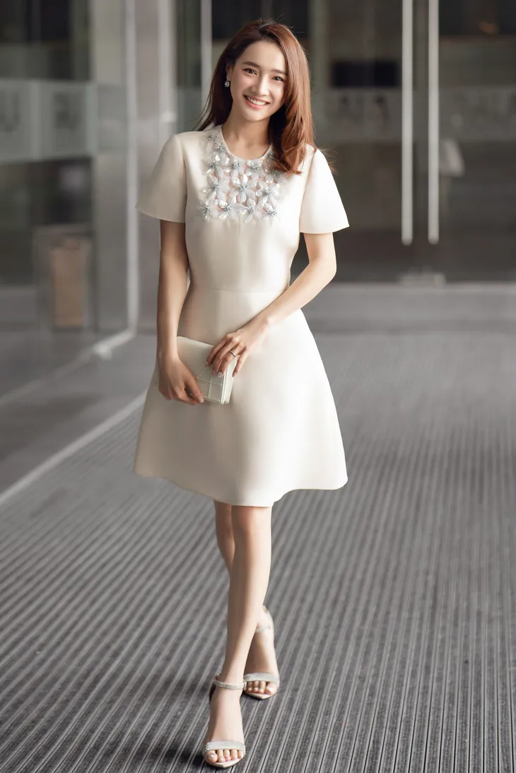 Nhã Phương xuất hiện xinh đẹp chấm thi Nhà biên kịch tài năng - Ảnh 3. Nhã Phương xuất hiện xinh đẹp chấm thi Nhà biên kịch tài năng - Ảnh 3.