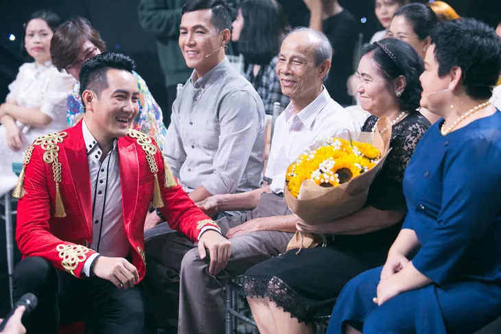 Mẹ Nguyễn Phi Hùng sốt ruột khi nam ca sĩ vẫn ế ở tuổi 42 - Ảnh 2. Mẹ Nguyễn Phi Hùng sốt ruột khi nam ca sĩ vẫn ế ở tuổi 42 - Ảnh 2.
