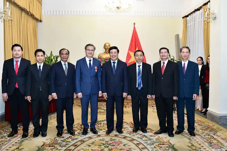 Trao Huân chương Lao động hạng Nhất cho Đại sứ Lào tại Việt Nam - Ảnh 5.
