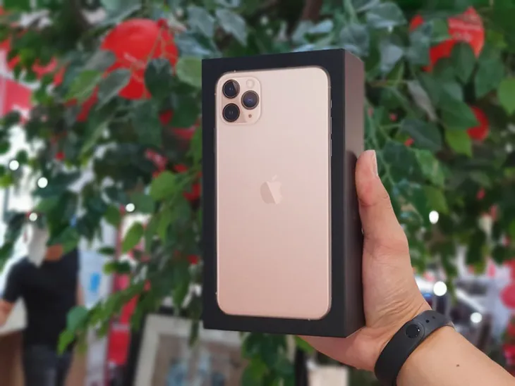 iPhone 11 ùn ùn đổ về Việt Nam - Ảnh 3. iPhone 11 ùn ùn đổ về Việt Nam - Ảnh 3.