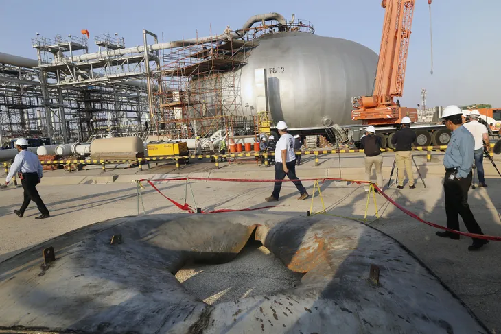 Saudi Arabia cho phép báo giới thị sát các cơ sở lọc dầu bị tấn công - Ảnh 1. Saudi Arabia cho phép báo giới thị sát các cơ sở lọc dầu bị tấn công - Ảnh 1.
