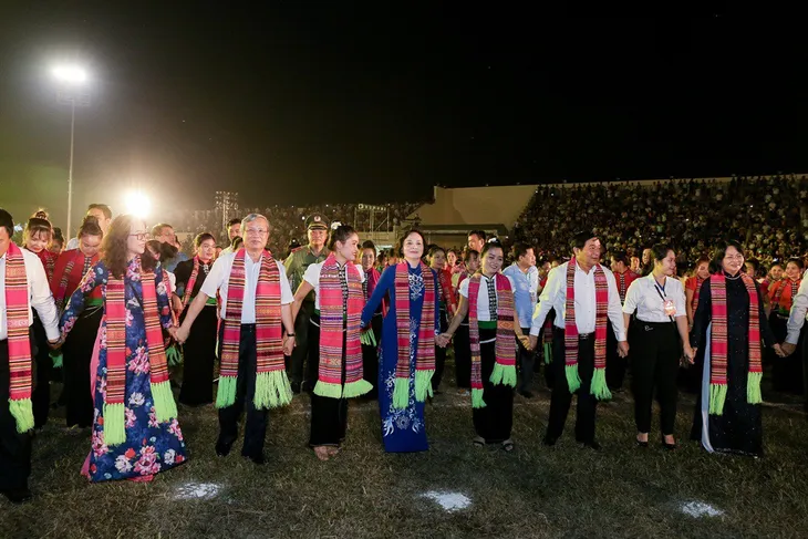 VIDEO: 5.000 người tham gia màn múa xòe lớn nhất thế giới tại Yên Bái - Ảnh 4. VIDEO: 5.000 người tham gia màn múa xòe lớn nhất thế giới tại Yên Bái - Ảnh 4.