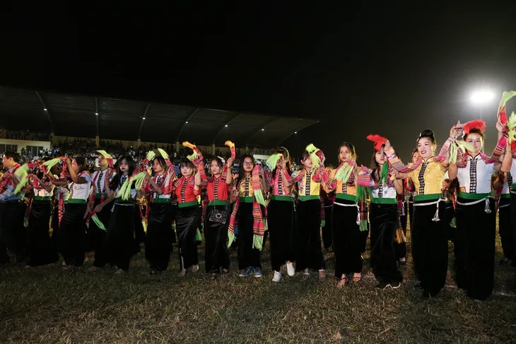 VIDEO: 5.000 người tham gia màn múa xòe lớn nhất thế giới tại Yên Bái - Ảnh 7. VIDEO: 5.000 người tham gia màn múa xòe lớn nhất thế giới tại Yên Bái - Ảnh 7.