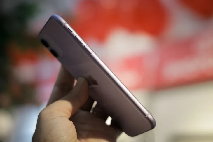 Cận cảnh iPhone 11 màu tím mộng mơ - Ảnh 6. Cận cảnh iPhone 11 màu tím mộng mơ - Ảnh 6.