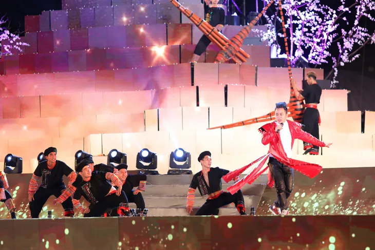 Tùng Dương khiến khán giả đắm chìm với bản mashup cùng ca sĩ nhí - Ảnh 7. Tùng Dương khiến khán giả đắm chìm với bản mashup cùng ca sĩ nhí - Ảnh 7.