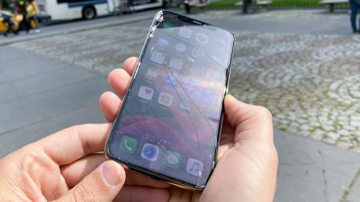 iPhone 11 Pro vỡ nát sau thử nghiệm rơi từ độ cao 1m - Ảnh 1. iPhone 11 Pro vỡ nát sau thử nghiệm rơi từ độ cao 1m - Ảnh 1.